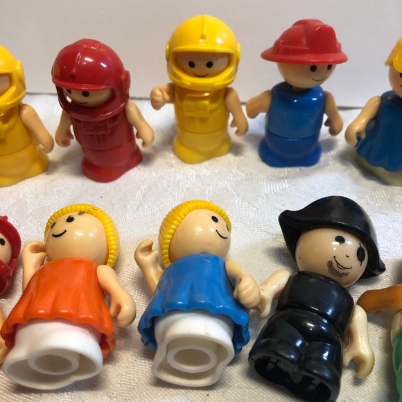 Lot Of 20 Vintage Playskool Li'l Playmates Figures Pirate Spaceman Firefighter - Picture 4 of 9